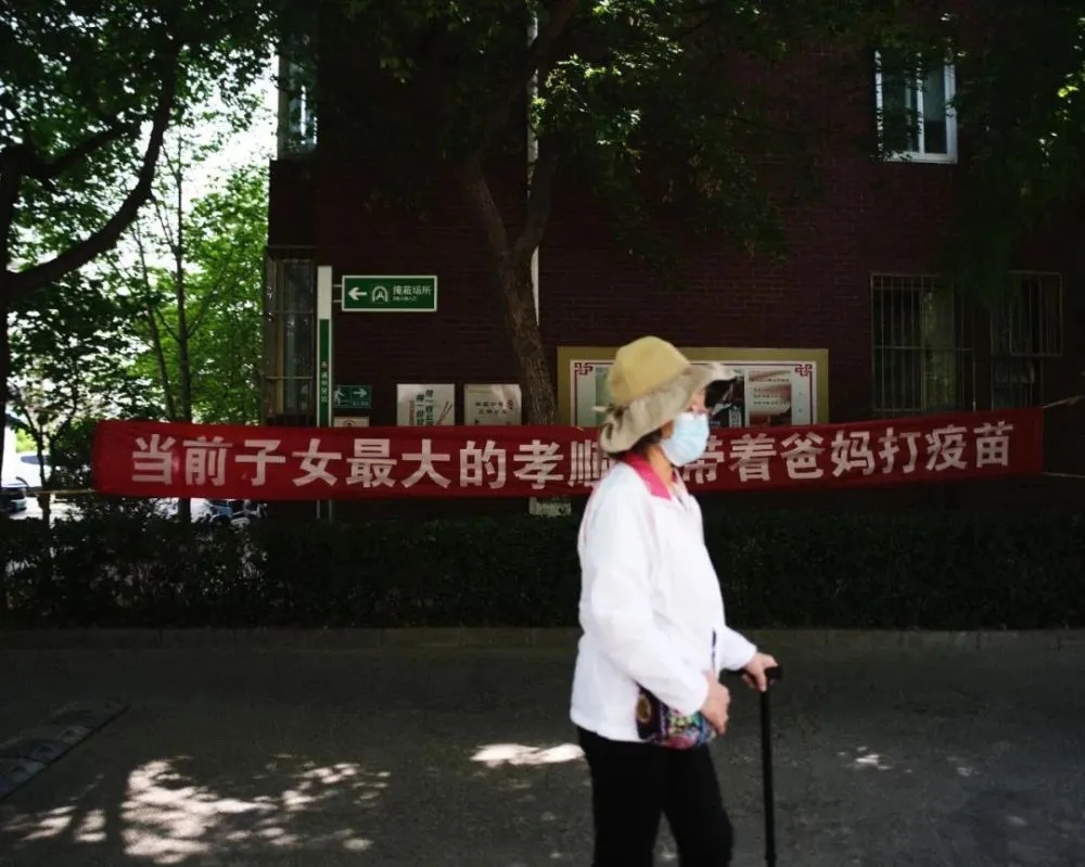 年轻人可以出去，老年人呢？专家:未来3到6个月，老人要“主动隔离